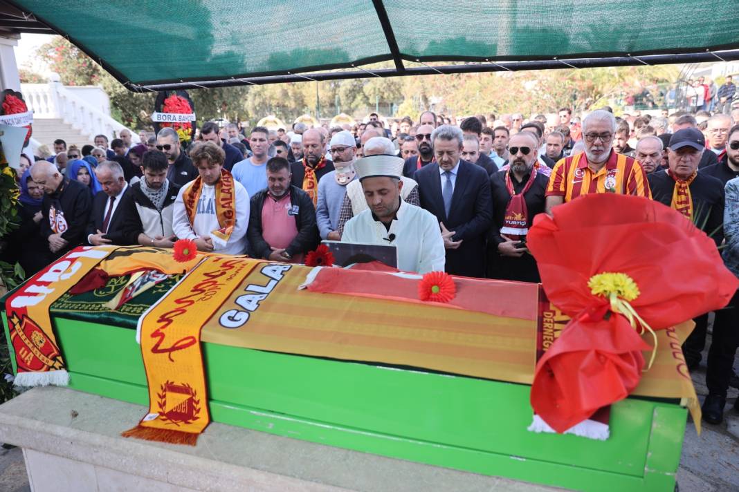 Galatasaraylı Yiğit Bodrum'da toprağa verildi. Son isteğini Galatasaraylı futbolcular yerine getirmedi. Volkan Demirel gitti 11